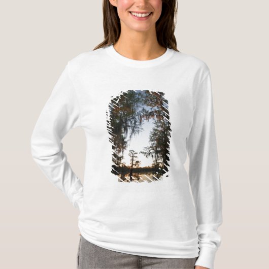 日の出時のカドー湖 Tシャツ (正面)