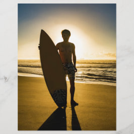 日の出時のサーファーのシルエット