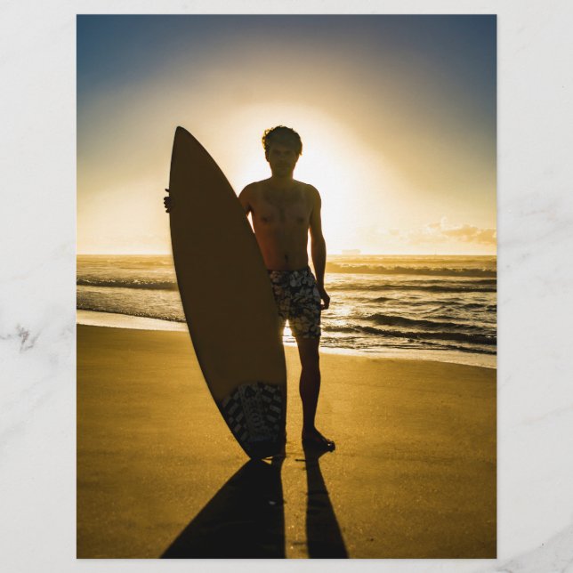 日の出時のサーファーのシルエット (正面)