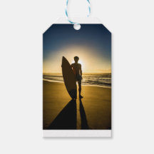 日の出時のサーファーのシルエット