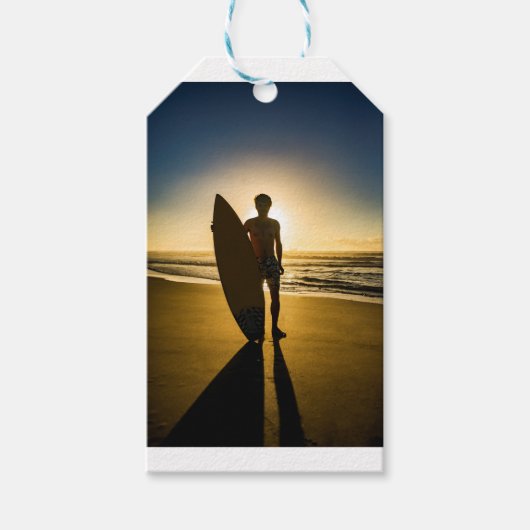 日の出時のサーファーのシルエット ギフトタグ (正面)