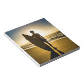 日の出時のサーファーのシルエット ノートパッド (アングル)