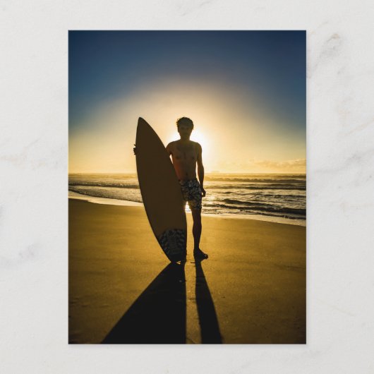 日の出時のサーファーのシルエット ポストカード (正面)