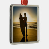 日の出時のサーファーのシルエット メタルオーナメント (右)