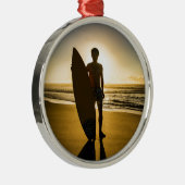 日の出時のサーファーのシルエット メタルオーナメント (右)