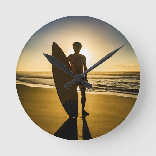 日の出時のサーファーのシルエット ラウンド壁時計 (正面)
