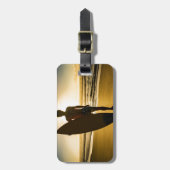 日の出時のサーファーのシルエット ラゲッジタグ (正面縦)