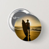 日の出時のサーファーのシルエット 缶バッジ (正面&裏面)