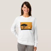 日の出時のマサイのひとつのアカシアの木のシルエット Tシャツ (正面フル)