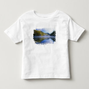 日の出時のミルクリーク湖と紅葉、 トドラーTシャツ