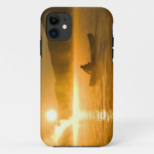日の出時のリリーベイでのカヌー、ムースヘッド湖、 iPhone 11 ケース