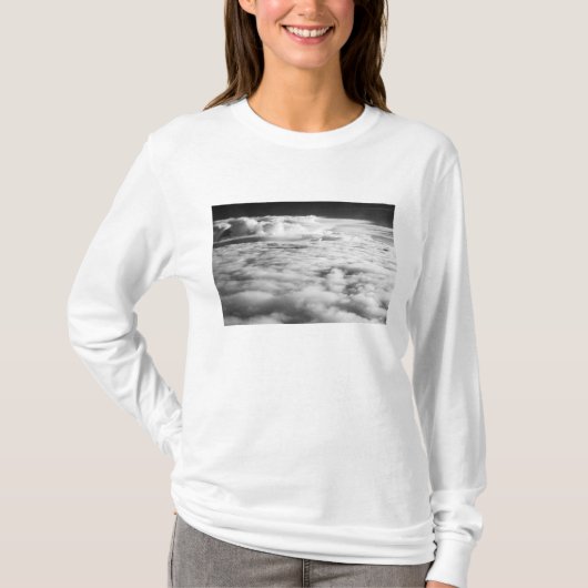 日の出時の不気味な雲景。2 Tシャツ (正面)