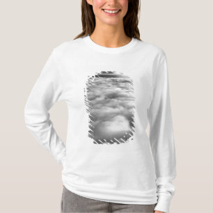 日の出時の不気味な雲景 Tシャツ