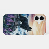 日の出時の滝のそばの黒狼 iPhone 16ケース (裏面横)