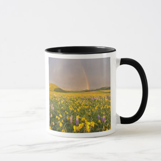 日の出時の見事な野の花の草原 2 マグカップ (右)