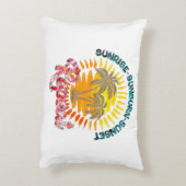 日の出 – 日焼け – 日没 – 繰り返し | ゴールデンパームツリーズ アクセントクッション (裏面(縦))