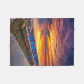 日の出| Jubakarのビーチの漁船 フリースブランケット (正面(横))