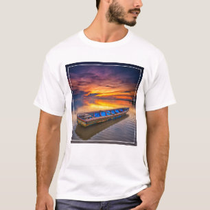 日の出  Jubakarのビーチの漁船 Tシャツ