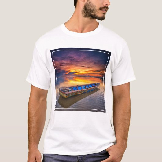 日の出| Jubakarのビーチの漁船 Tシャツ (正面)