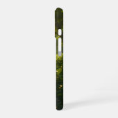 日の当たる森の小道 iPhone 16ケース (左側面)