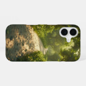 日の当たる森の小道 iPhone 16ケース (裏面横)
