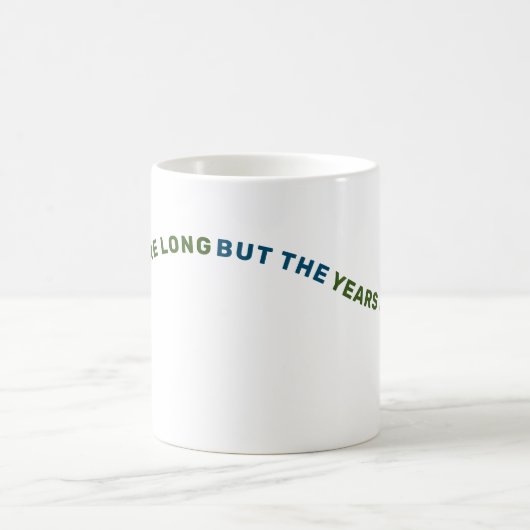 日は長いが年が短い コーヒーマグカップ (中央)