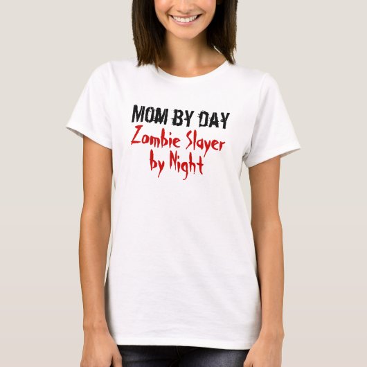日までにお母さん。 夜女性Tシャツによるゾンビの殺害者 Tシャツ (正面)