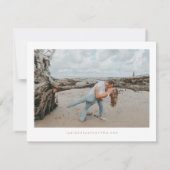 日エレガント付を保存する緑と金ゴールドの結婚式 招待状 (裏面)