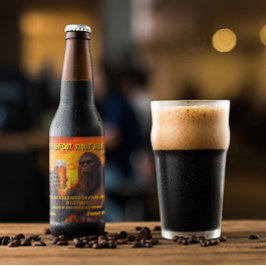 日カスタマイズ入りでビールを飲むビッグフット ビールラベル