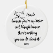 日カスタムおもしろい姉妹引用文かわいいウインキング猫 セラミックオーナメント (裏面)