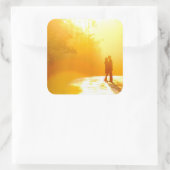 日キスをする光の中でカップル スクエアシール (バッグ)