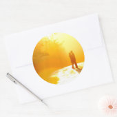 日キスをする光の中でカップル ラウンドシール (封筒)