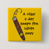日シガーは馬鹿を遠くに保ちます 缶バッジ (正面)