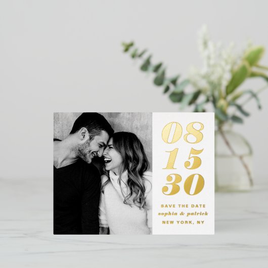 日モダン付はっきりしたタイポグラフィ写真日付の保存 箔招待状ポストカード (立ち正面)