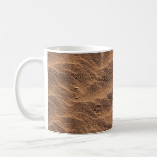 日中に水を入れた茶色の砂 コーヒーマグカップ (左)