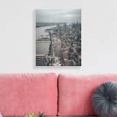 日中の建物体付近の水場 キャンバスプリント (インサイチュ (リビング))