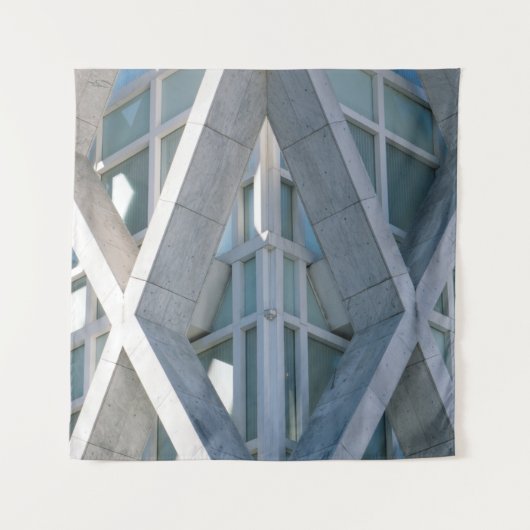 日中の灰色コンクリート建物 タペストリー (正面)