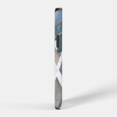 日中の灰色コンクリート建物 iPhoneケース (右側面)