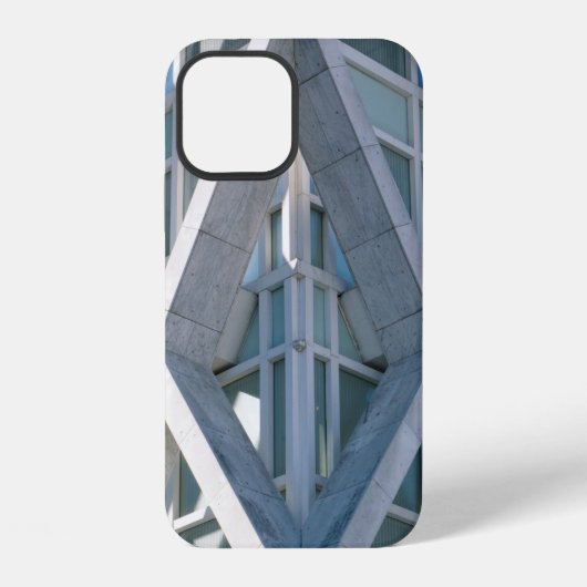 日中の灰色コンクリート建物 iPhoneケース (裏面)