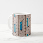 日中の茶コンクリート建物 コーヒーマグカップ (正面左)