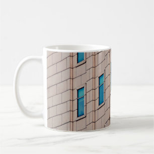 日中の茶コンクリート建物 コーヒーマグカップ