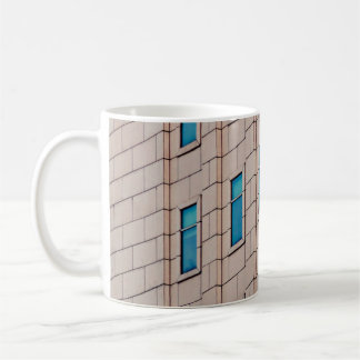 日中の茶コンクリート建物 コーヒーマグカップ