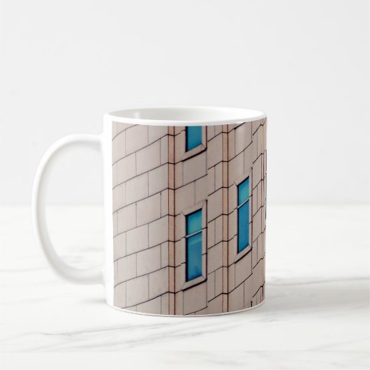 日中の茶コンクリート建物 コーヒーマグカップ (左)