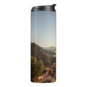 日中の茶山の緑の木 タンブラー (回転左)