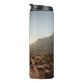 日中の茶山の緑の木 タンブラー (回転右)