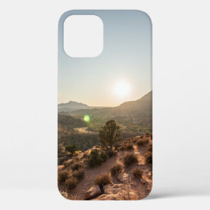 日中の茶山の緑の木 iPhone 12ケース