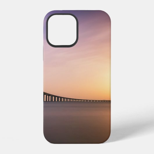 日中の茶色のコンクリート橋 iPhoneケース (裏面)