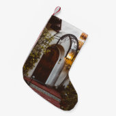 日中の閉じた茶色の木製ドア スモールクリスマスストッキング (正面 (吊り時))