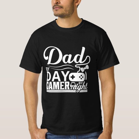 日中はパパ 夜はゲーマー Tシャツ (正面)