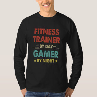 日中はフィットネストレーナー 夜はゲーマー 1 Tシャツ